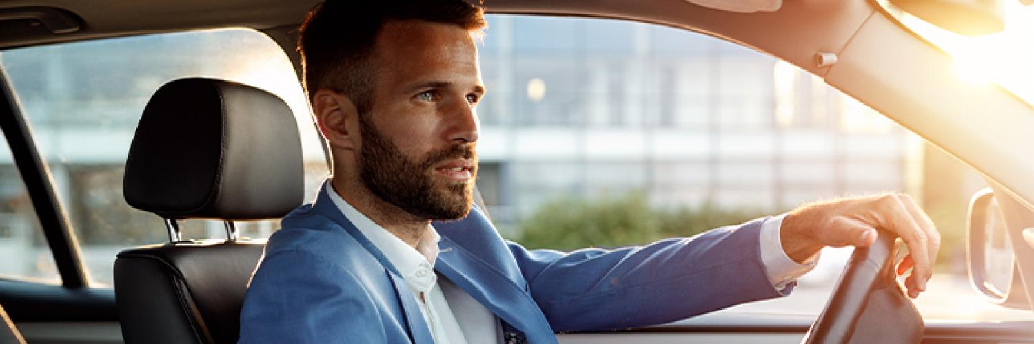 Muž šoférujúci auto Muž šoférujúci auto
